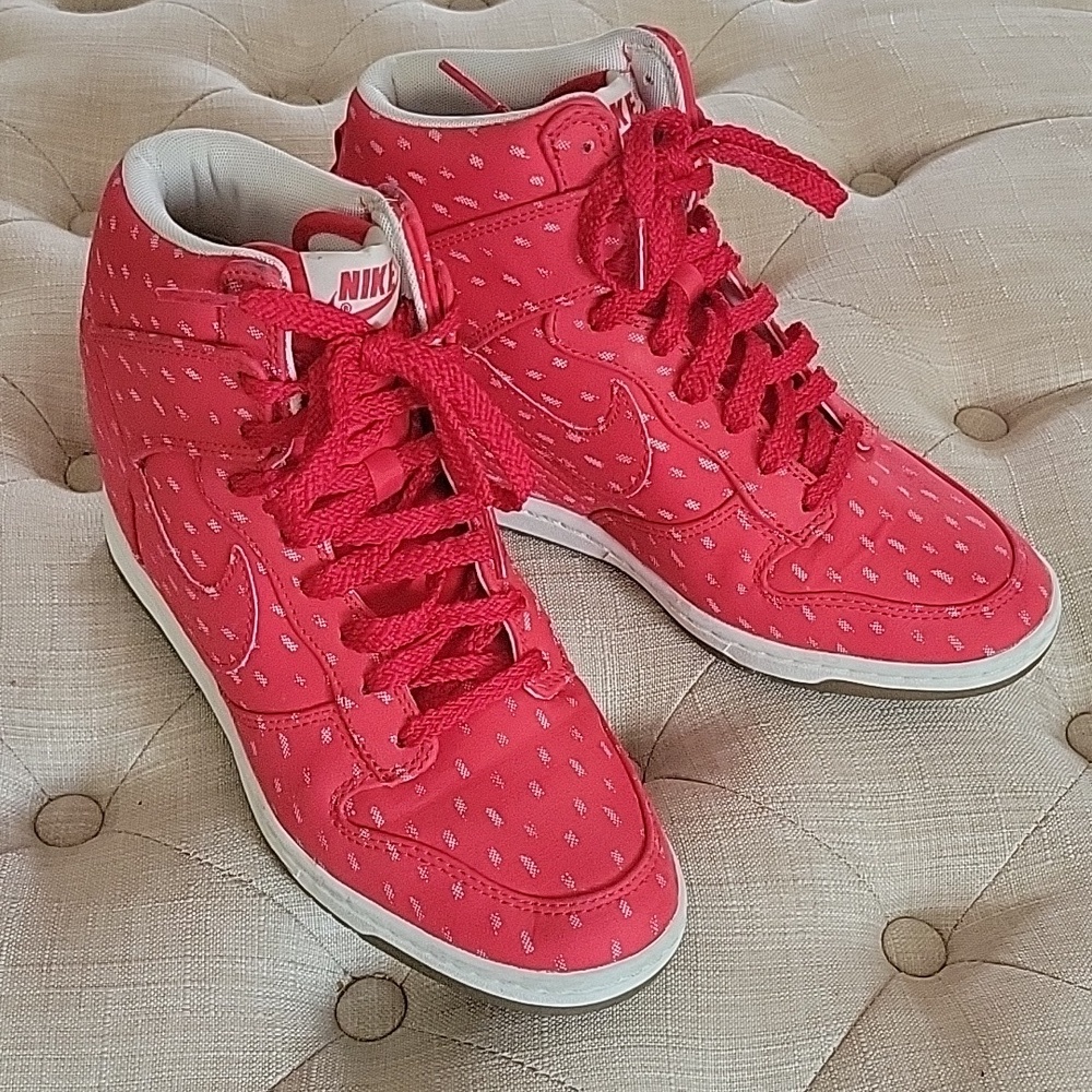 Nike Sky Hi Dunk Hidden Wedge Sneaker red printed sz 8.5 style 543258